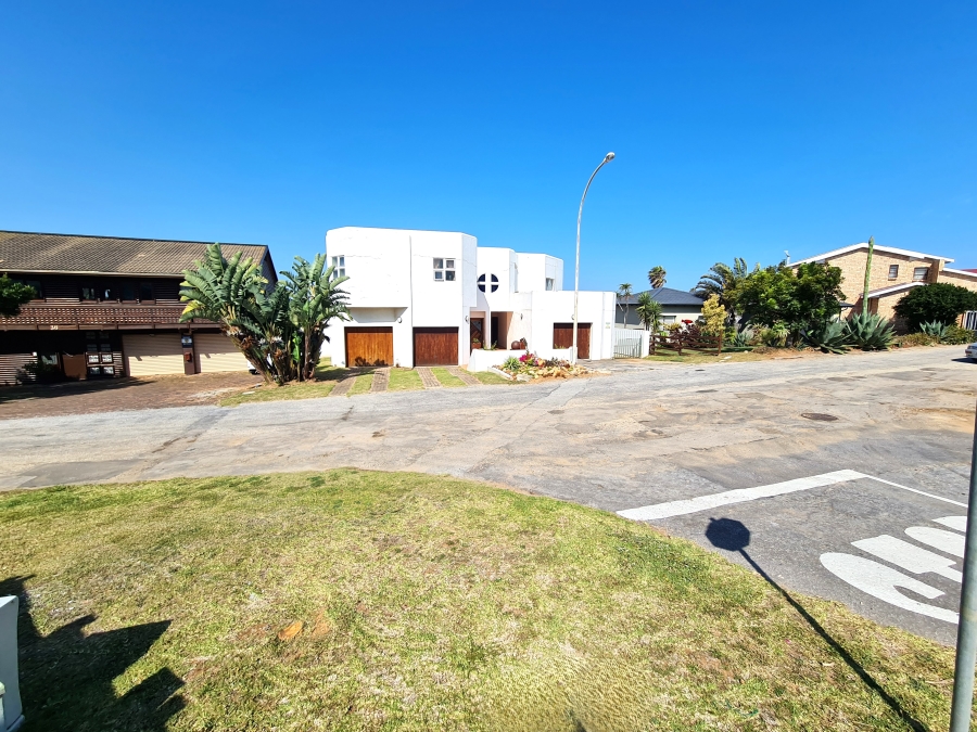 5 Bedroom Property for Sale in Wavecrest Eastern Cape